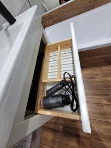 una stanza con una torcia in un cassetto in cucina di Apartament Stadion a Kamienna Góra