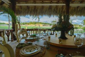 Restaurace v ubytování Tropical wanderlust 5BR Villa at Caleton