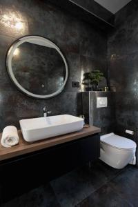 y baño con lavabo, aseo y espejo. en Luxury Villa Lana Apt, Seaview Terrace, Large Outdoor Space, BBQ, en Trogir