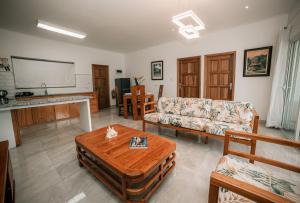 sala de estar con sofá y mesa en kannel Apartments, en Anse Royale
