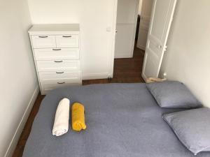 Voodi või voodid majutusasutuse Charming apartment in Montmartre toas