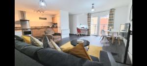 sala de estar y cocina con sofá y mesa en Spacious London apartment 5 min walk to Leytonstone Underground Station and 5 stops to zone 1, en Londres