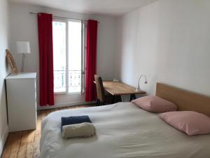 Giường trong phòng chung tại Charming apartment in Montmartre