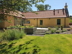 a house with a garden in front of it at Slackbrae in Forest Mill