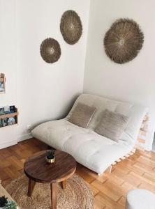 sala de estar con sofá y mesa en Studio «  La Mouette Rieuse », en Le Touquet-Paris-Plage