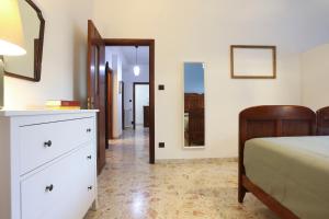 A seating area at GuestHost - Casa Vita Roomy Apartment
