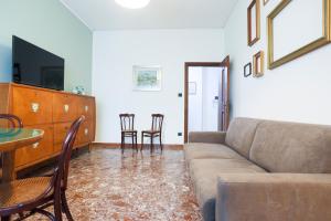 A television and/or entertainment centre at GuestHost - Casa Vita Roomy Apartment