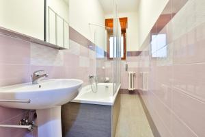 A bathroom at GuestHost - Casa Vita Roomy Apartment
