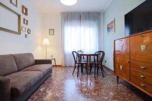 A seating area at GuestHost - Casa Vita Roomy Apartment