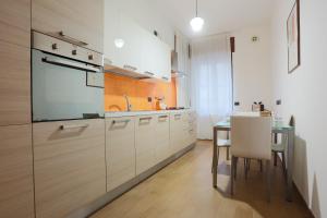 A kitchen or kitchenette at GuestHost - Casa Vita Roomy Apartment