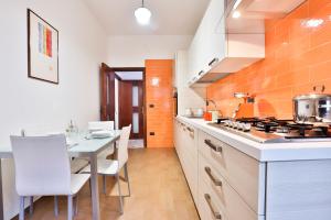 A kitchen or kitchenette at GuestHost - Casa Vita Roomy Apartment