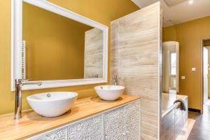een badkamer met 2 wastafels en een spiegel bij Maison du capitole in Narbonne