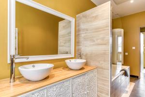 a bathroom with two sinks and a mirror at Maison du capitole in Narbonne