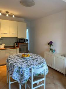 A kitchen or kitchenette at La Casina di Forte