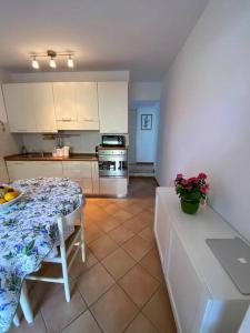 A kitchen or kitchenette at La Casina di Forte