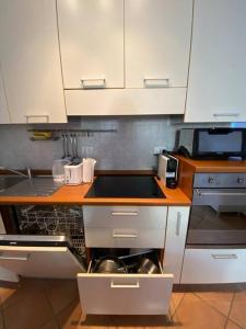A kitchen or kitchenette at La Casina di Forte