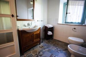 ein Bad mit einem Waschbecken und einem WC in der Unterkunft La Marcona in Serramazzoni