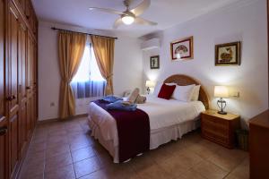 sypialnia z dużym łóżkiem i oknem w obiekcie Casa Hawkeshead - LH108 By Villas Now Ltd w mieście Playa Blanca +28 zdjęć