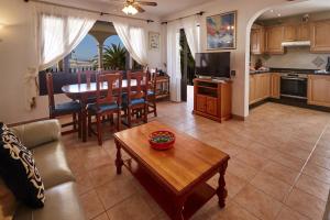 Kuchnia lub aneks kuchenny w obiekcie Casa Hawkeshead - LH108 By Villas Now Ltd