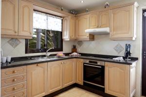 Kuchnia lub aneks kuchenny w obiekcie Casa Hawkeshead - LH108 By Villas Now Ltd