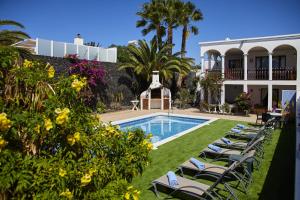 willa z basenem i leżakami w obiekcie Casa Hawkeshead - LH108 By Villas Now Ltd w mieście Playa Blanca