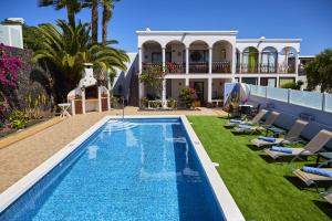 willa z basenem przed domem w obiekcie Casa Hawkeshead - LH108 By Villas Now Ltd w mieście Playa Blanca