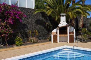 Basen w obiekcie Casa Hawkeshead - LH108 By Villas Now Ltd lub w pobliżu