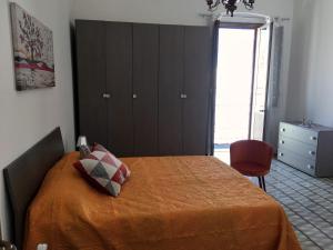 una camera da letto con un letto arancione di Casa Veronica a Tricase