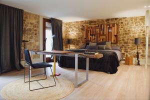 1 dormitorio con 1 cama y un escritorio enfrente. en KelDomènech Apartment Bed Art en Besalú