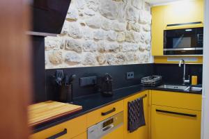 Gallery image of KelDomènech Bed&Art Luxury apartment for art lover in Besalú