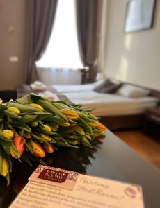 una habitación de hotel con un ramo de flores en una mesa en BedRooms Piotrkowska 64, en Łódź