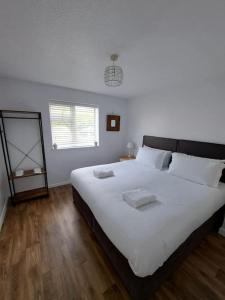 Een bed of bedden in een kamer bij Lovely 2-bedroom apartment close to the beach
