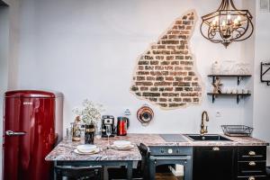 Kuchyň nebo kuchyňský kout v ubytování Queen Studio by LoftAffair