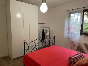 een slaapkamer met een rood bed en een rode deken bij Lake Apartment Ischia Red in Tenna 