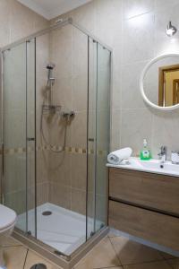 een badkamer met een douche en een wastafel bij Apartamento Karibu in Carvoeiro
