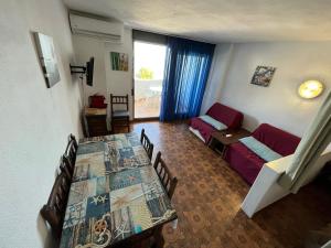 a living room with a table and a couch at Apartamentos Eurhostal Altamar in Alcossebre