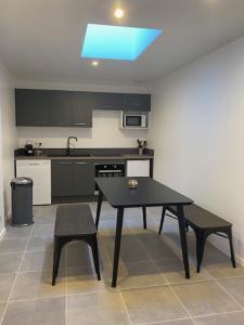 una cocina con una mesa negra y una luz azul en appartement hyper centre ville, en Arras