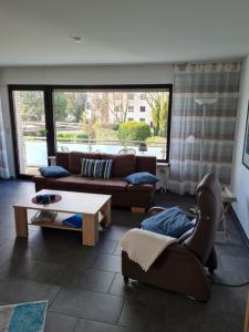 ein Wohnzimmer mit einem Sofa und einem Couchtisch in der Unterkunft ElHa's FeWo in Gladbeck