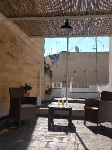 eine Terrasse mit einem Tisch, Stühlen und einem Klavier in der Unterkunft La tegola in Lecce
