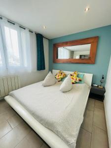 um quarto com uma cama grande e um espelho na parede em New flat near Paris-Stade de France em Aubervilliers
