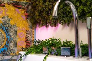 luxury Love Room Spa Whirlpool Jacuzzi في نورنبرغ: مغسلة المطبخ يوجد عليها صنبور بالنباتات