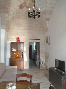 ein Wohnzimmer mit einem Sofa und einem Tisch in der Unterkunft La tegola in Lecce