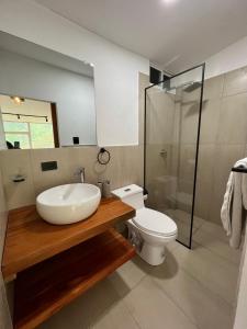 een badkamer met een wastafel en een toilet bij Seiba Lodge 