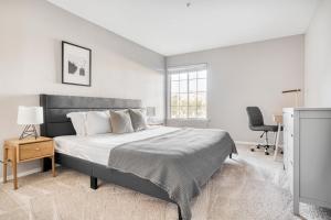 Ένα ή περισσότερα κρεβάτια σε δωμάτιο στο Sunnyvale 2BR w AC Parking Pool nr Apple SFO-662 +30 φωτογραφίες