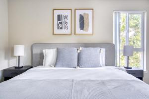 a bedroom with a large white bed with two lamps at Sunnyvale 1BR w Gym WD Lounge nr Google SFO-839 in Sunnyvale +21 photos