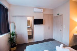 A television and/or entertainment centre at Athens Gem