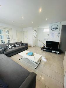 uma sala de estar com um sofá e uma mesa em New flat near Paris-Stade de France em Aubervilliers