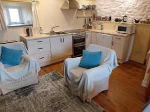 A cozinha ou cozinha compacta de The Ruah - Clifftop Retreat