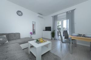 Televízia a/alebo spoločenská miestnosť v ubytovaní Apartmani Tena