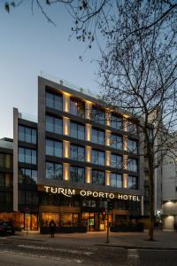 ポルトにあるTURIM Oporto Hotelのホテルtunino opricoとオフィスビル